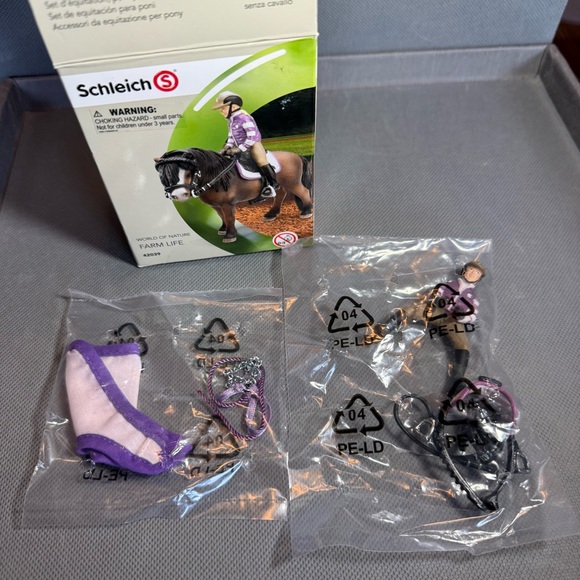 NEW IN BOX SCHLEICH 42039 Girl Rider & English Pony Riding Accessories
RETIRED - Picture 4 of 4